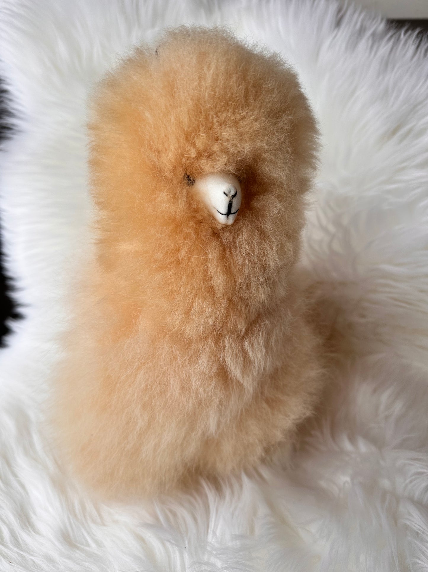 Alpakos žaislas iš natūralios alpakų vilnos – 32 cm